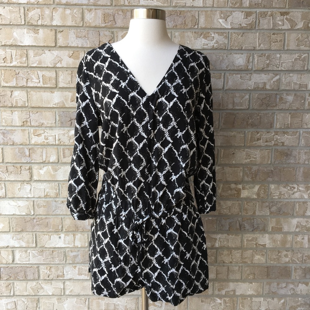 Banana Republic V-Neck 3/4 Sleeve Romper Size 4 🌸